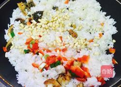 海苔粉松子仁鳗鱼炒饭的做法图解6