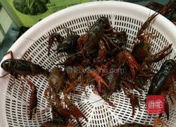 清洗小龙虾的做法图解1