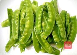 粉肠炒荷兰豆的做法图解2