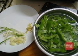 青椒芦笋炒五花的做法图解2