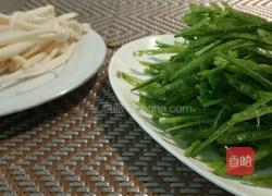 菌菇炝拌荷兰豆的做法图解1