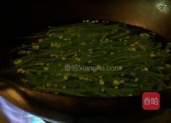 菌菇炝拌荷兰豆的做法图解2