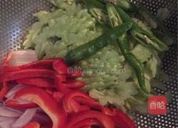 苦瓜炒牛肉的做法图解2