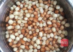 水煮五香花生米的做法图解1