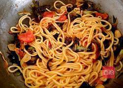 番茄黄金炒面的做法图解6