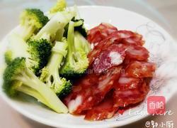 西兰花炒腊味 广味香肠炒西兰花 快手菜的做法图解1