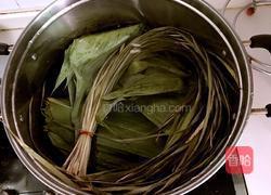 咸肉糯米牛角粽的做法图解3