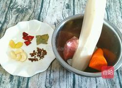 白萝卜炖肉丁的做法图解1