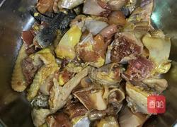 野生菌烧鸡的做法图解3
