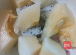 火龙果梨瓜沙拉的做法图解2