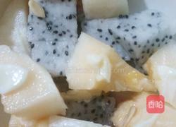 火龙果梨瓜沙拉的做法图解3