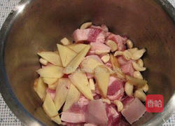 电饭锅话梅红烧肉的做法图解1