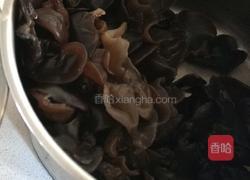 口蘑豌豆炒木耳的做法图解2