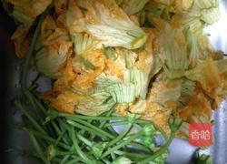 尖椒炒南瓜花的做法图解2