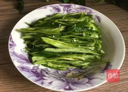 洋葱青椒炒苋菜梗的做法图解3