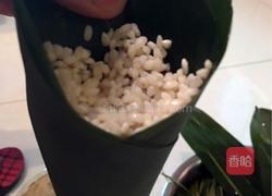 咸肉糯米牛角粽的做法图解6