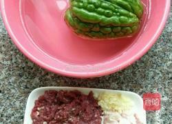 牛肉炒苦瓜的做法图解1