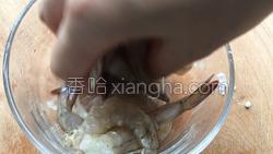 草菇丝瓜炒虾球的做法图解4