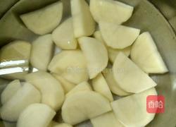 土豆闷鸡翅尖的做法图解2