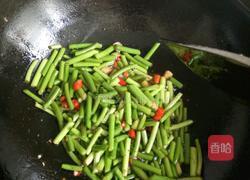 蒜苗炒香肠的做法图解2