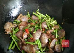 蒜苗炒香肠的做法图解3