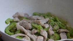 苦瓜炒肉片的做法图解13