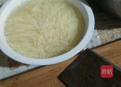 土豆炒芝麻的做法图解1