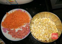 红萝卜丝炒玉米火腿的做法图解1