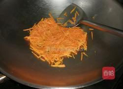 红萝卜丝炒玉米火腿的做法图解2