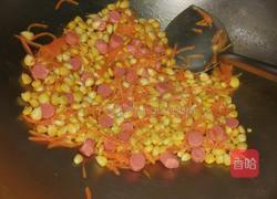 红萝卜丝炒玉米火腿的做法图解4