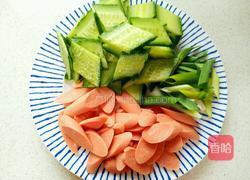黄瓜炒火腿肠的做法图解2