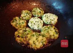 Illustration of how to make leek and potato cakes 10