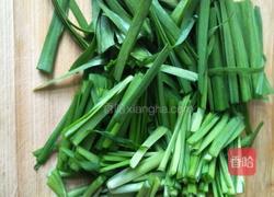 绿豆芽炒韭菜的做法图解2