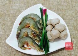 香菇鲜虾排骨年糕汤的做法图解2