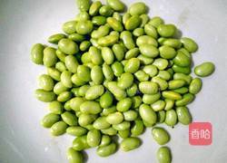 毛豆炒肉的做法图解1