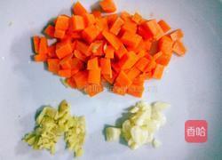 毛豆炒肉的做法图解2