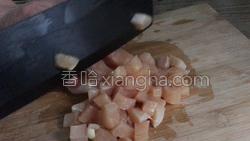 毛豆冬菇鸡丁的做法图解3