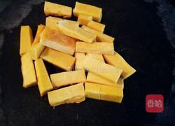 咸蛋黄焗南瓜 咸蛋黄局金瓜的做法图解2