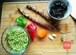 香肠炒毛豆的做法图解1