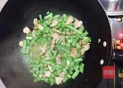 快手菜-瘦肉炒四季豆的做法图解3