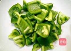 腐竹鲮鱼片炒圆椒的做法图解2