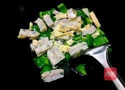 腐竹鲮鱼片炒圆椒的做法图解5