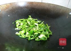 青椒炒鱿鱼的做法图解1
