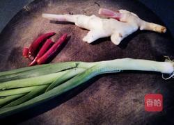 蒜苗子姜炒腊肉的做法图解2