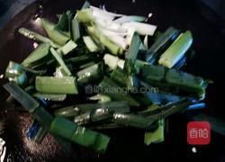 蒜苗子姜炒腊肉的做法图解3
