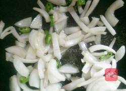 洋葱爆炒紫甘蓝的做法图解3