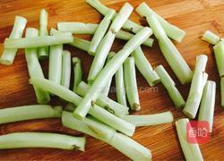 牛肉炒通菜梗的做法图解1