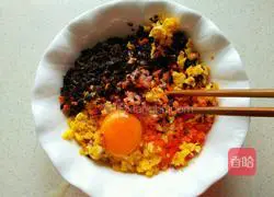 Illustration of how to make carrot and fungus lean meat dumplings 7