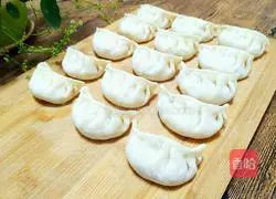 Illustration of how to make lean meat dumplings with carrots and fungus 16