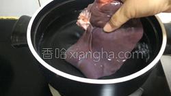 菠菜拌猪肝的做法图解1